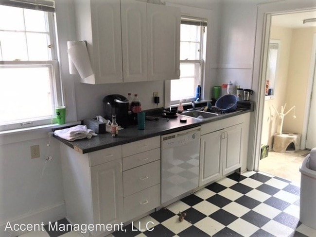 Building Photo - 2021 University Ave