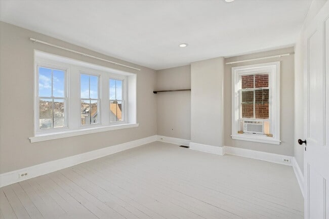 Building Photo - Stylish Phoenixville Rowhome with Exposed Brick, High Ceilings & Central Air