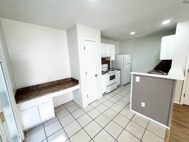 Building Photo - 4511 Mistletoe Dr