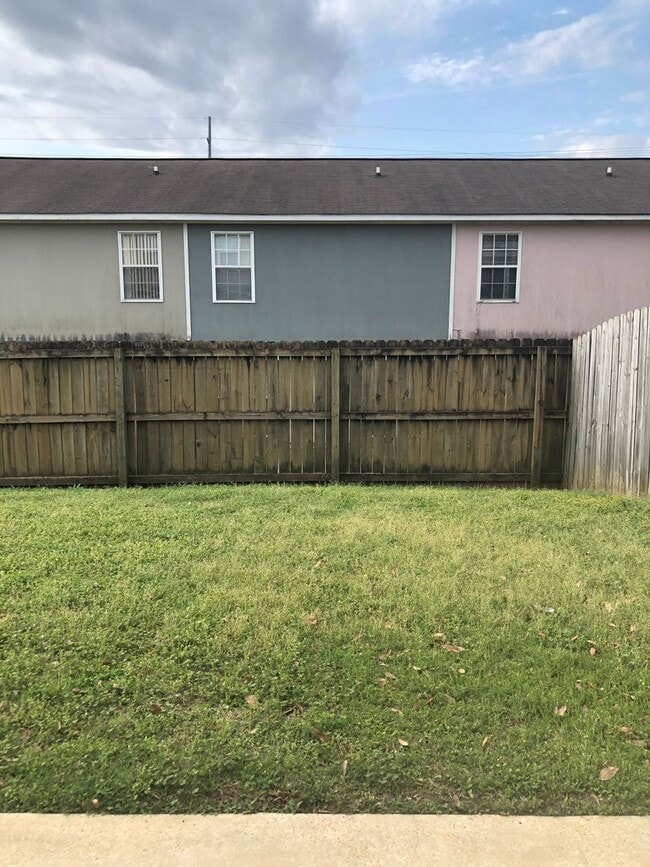 Building Photo - Foxhill Commons!!  NEW CARPET..1/2 OFF 1M RENT WITH 18M LEASE