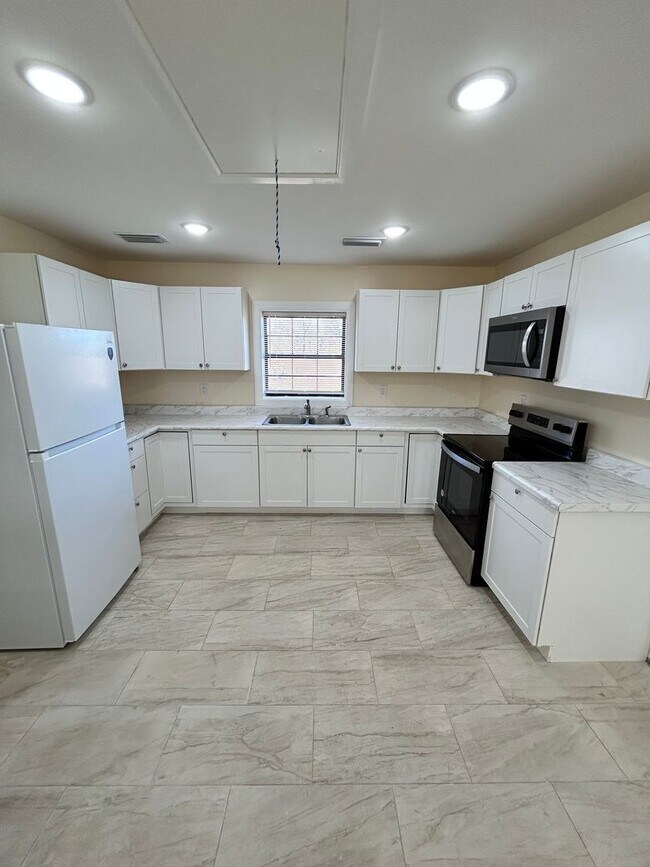 Building Photo - 2433 Wakulla Ave