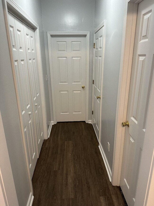 Building Photo - "Charming 2-Bedroom with 2 Full Baths in t...