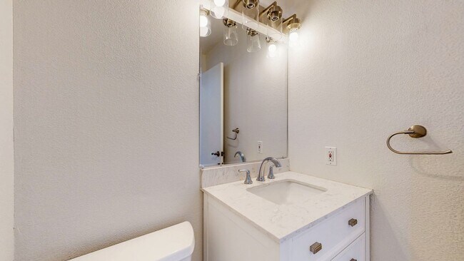 Building Photo - Charming 3 Bedroom 2.5 Bath with Bonus Room and Private Yard!