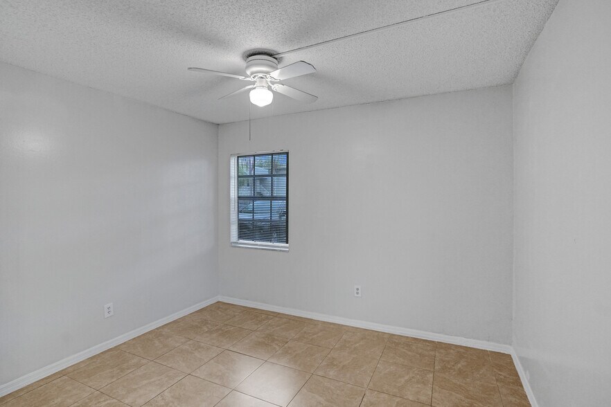 Building Photo - 447 NE 210th Circle Ter