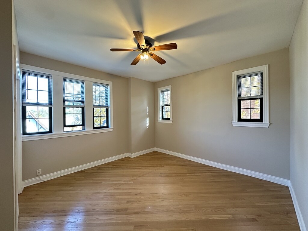 Building Photo - 901 Green Bay Rd