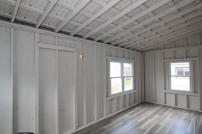 Building Photo - 3 Bedroom close to Uptown Kingston availab...