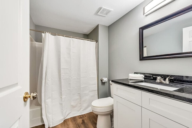 Building Photo - 713 Barton St