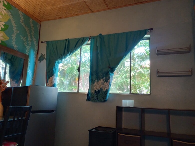 breezy, palms privacy (in room 4.5’ Refrig). - 281 Kaikea St