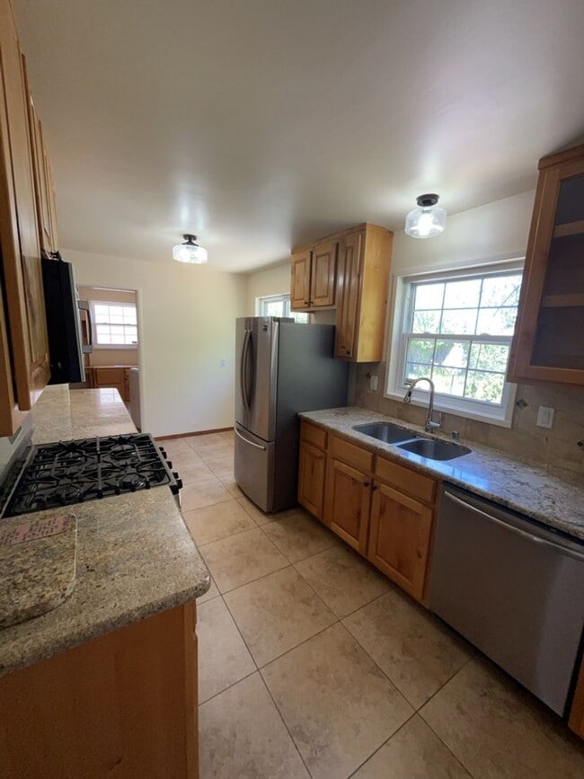 Building Photo - Beautiful Home Minutes from Uptown Albuquerque!