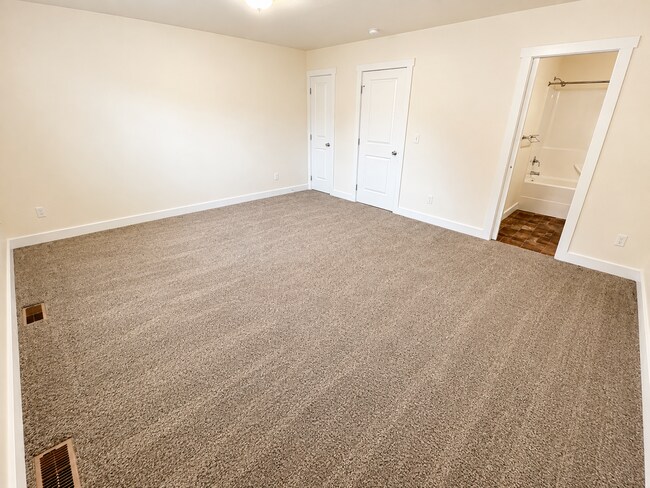 Building Photo - Spacious University Place Home Near Chambers Bay | 2-Car Garage & Lawn Care Included