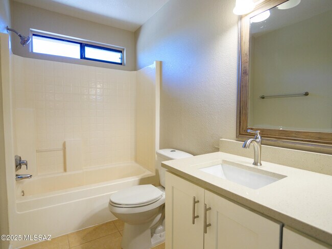 Building Photo - 1672 W Wood Crest Ct