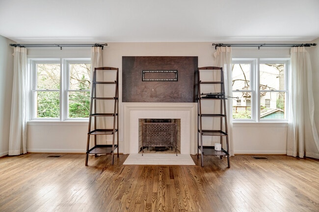 Building Photo - 1053 N George Mason Dr