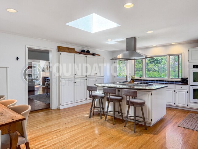 Building Photo - Modern Mill Valley Retreat - A/C - EV - FO...