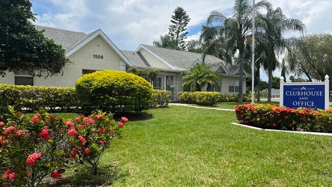 Building Photo - 1532 SE Royal Green Cir