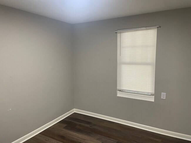 Building Photo - 2 Bedroom 1 Bath Duplex Utilities Included