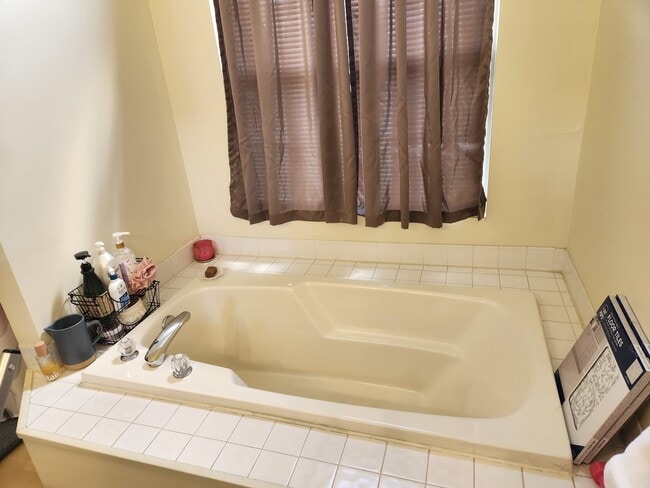 Building Photo - 100 Lesley Ln