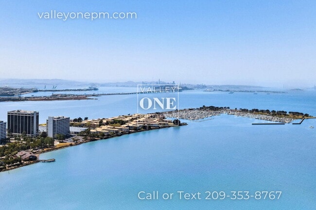 Building Photo - Fully Furnished Condo With Panoramic San Francisco Bay Views and Unbeatable Amenities