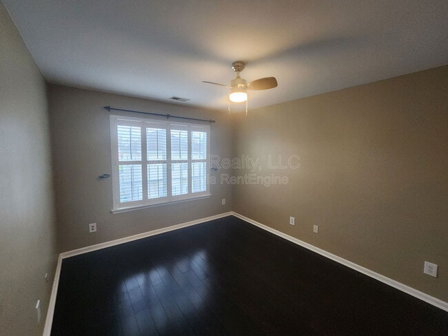 Building Photo - 587 Delbridge St NW