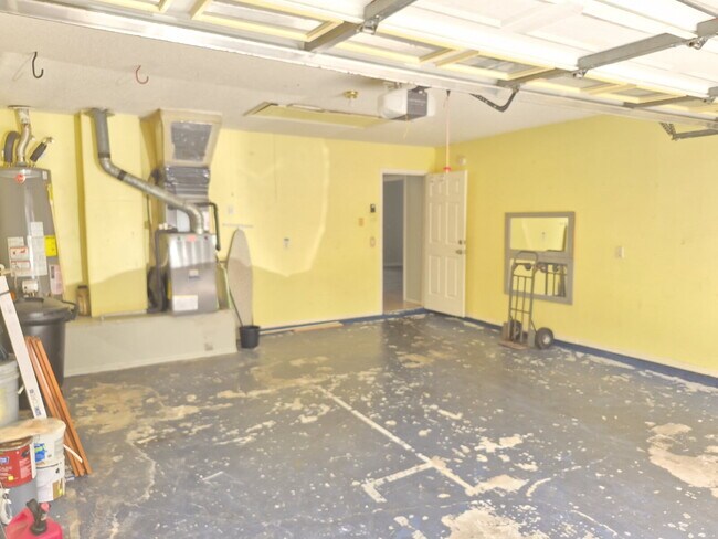 Building Photo - "Spacious 1732 Sq Ft 3-Bed, 2 Baths, in Tarpon Springs!"