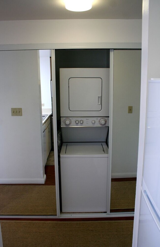 Building Photo - Beautiful 2 BR 2BA 2 story condo with laun...