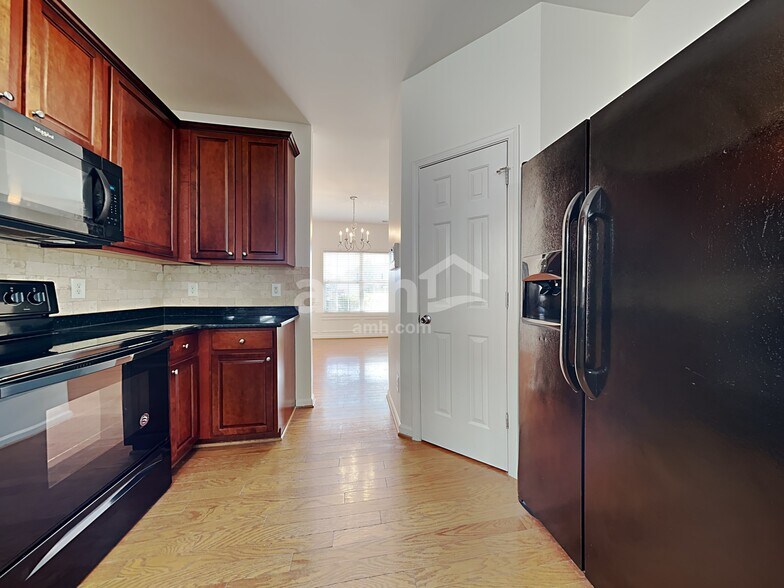 Building Photo - 10 Oakville Ct