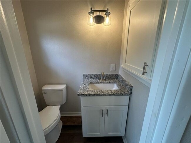 Building Photo - 2533 Chelsea Dr