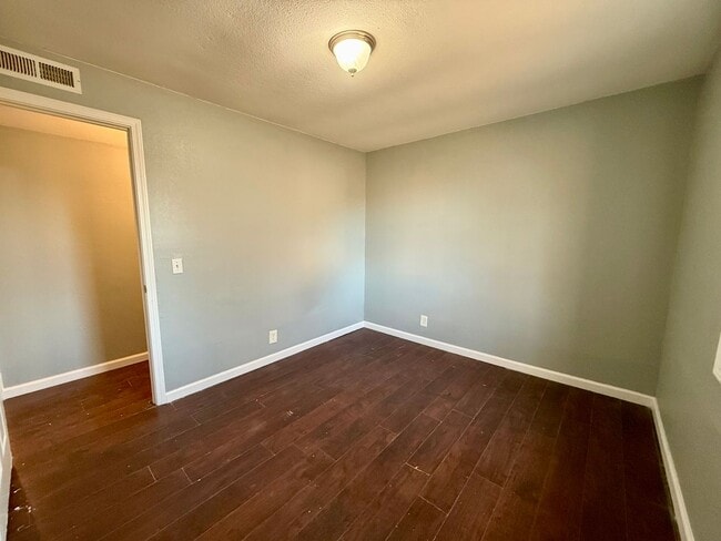 Building Photo - 3 Bedroom/1 Bathroom Home in Paragould AR - $1,000 MOVES YOU IN!