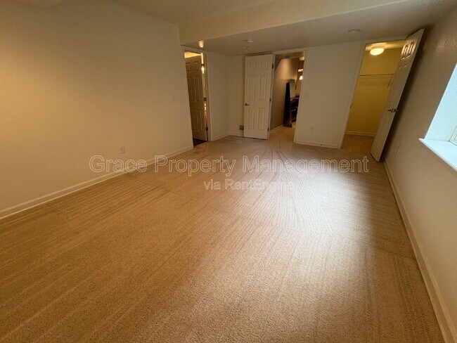 Building Photo - 222 Saxony Rd