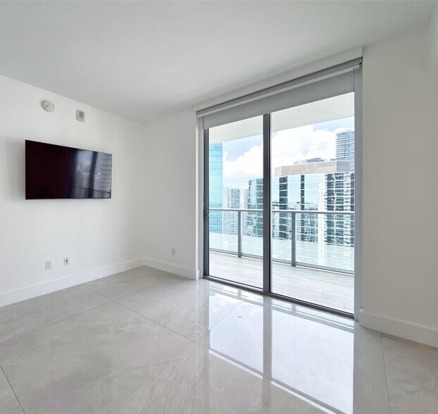 Building Photo - 1300 Brickell Bay Dr