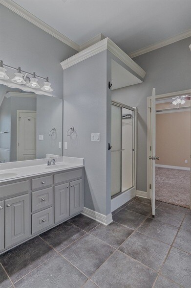Building Photo - 133 Lone Oak Dr