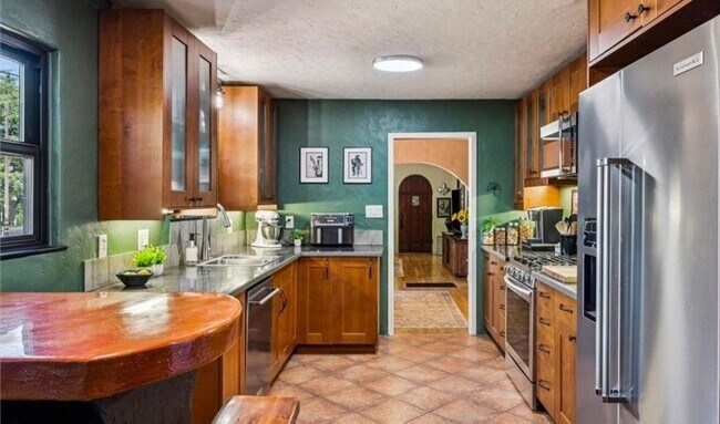 Building Photo - 3 Bedroom 1.5 bath with large basement  and carport.