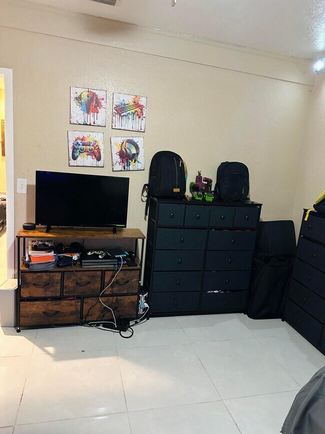 Building Photo - 833 Briggs St