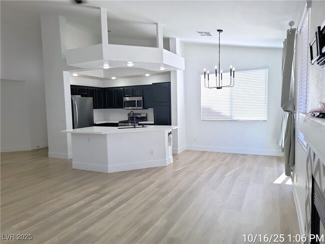 Building Photo - 201 Crown Imperial St