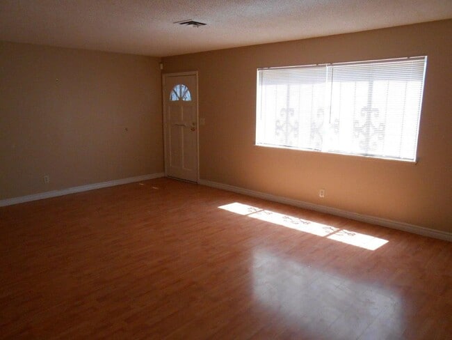 Building Photo - Spacious 2 story Townhouse with Community Pool