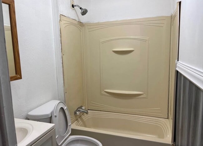 Building Photo - 2 bedroom 2 bath mobile home for rent on half acre!