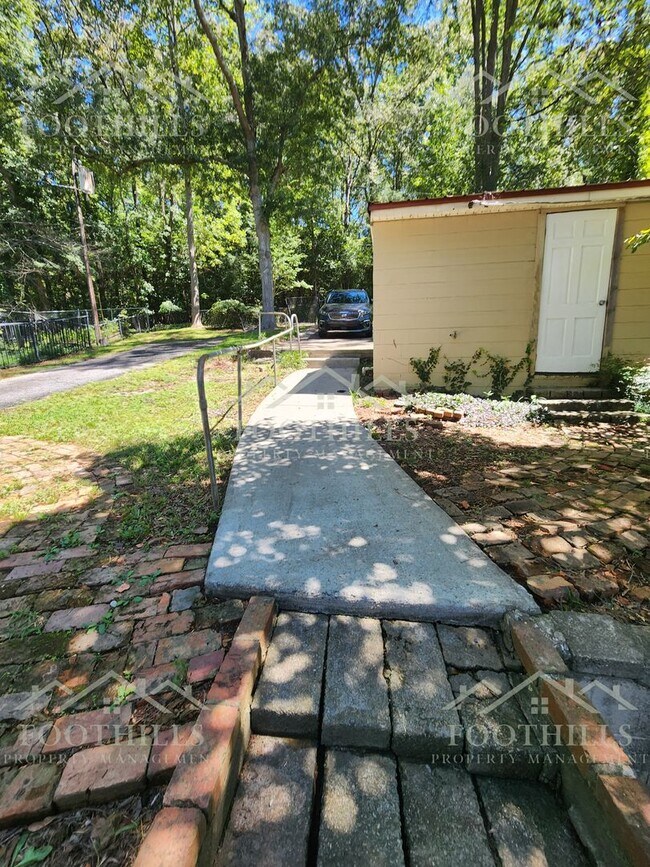 Building Photo - Charming Lake Cottage 2 Bedroom/2 Bath