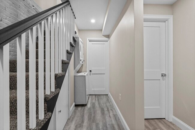 Building Photo - 769 E 6th St