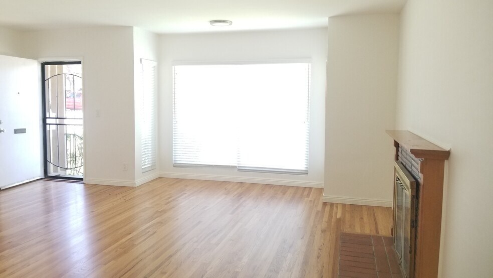Lots of natural light - 1501 W Santa Cruz St