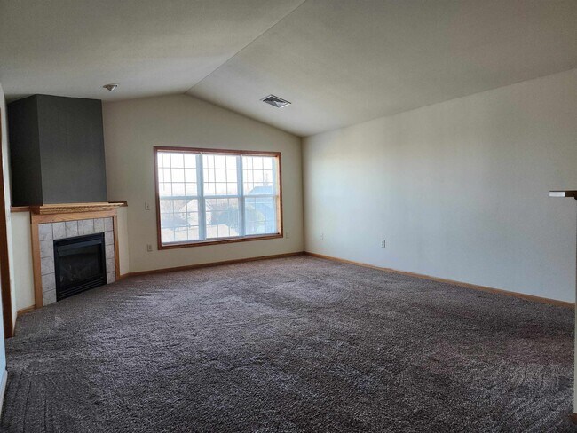 Building Photo - 3076 Selkirk Dr