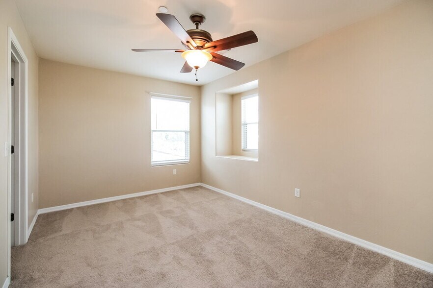 Building Photo - 617 Vuelta Buril