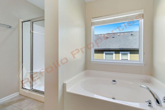 Building Photo - Luxury 3-Story Townhome, No Carpet 4 Bedro...