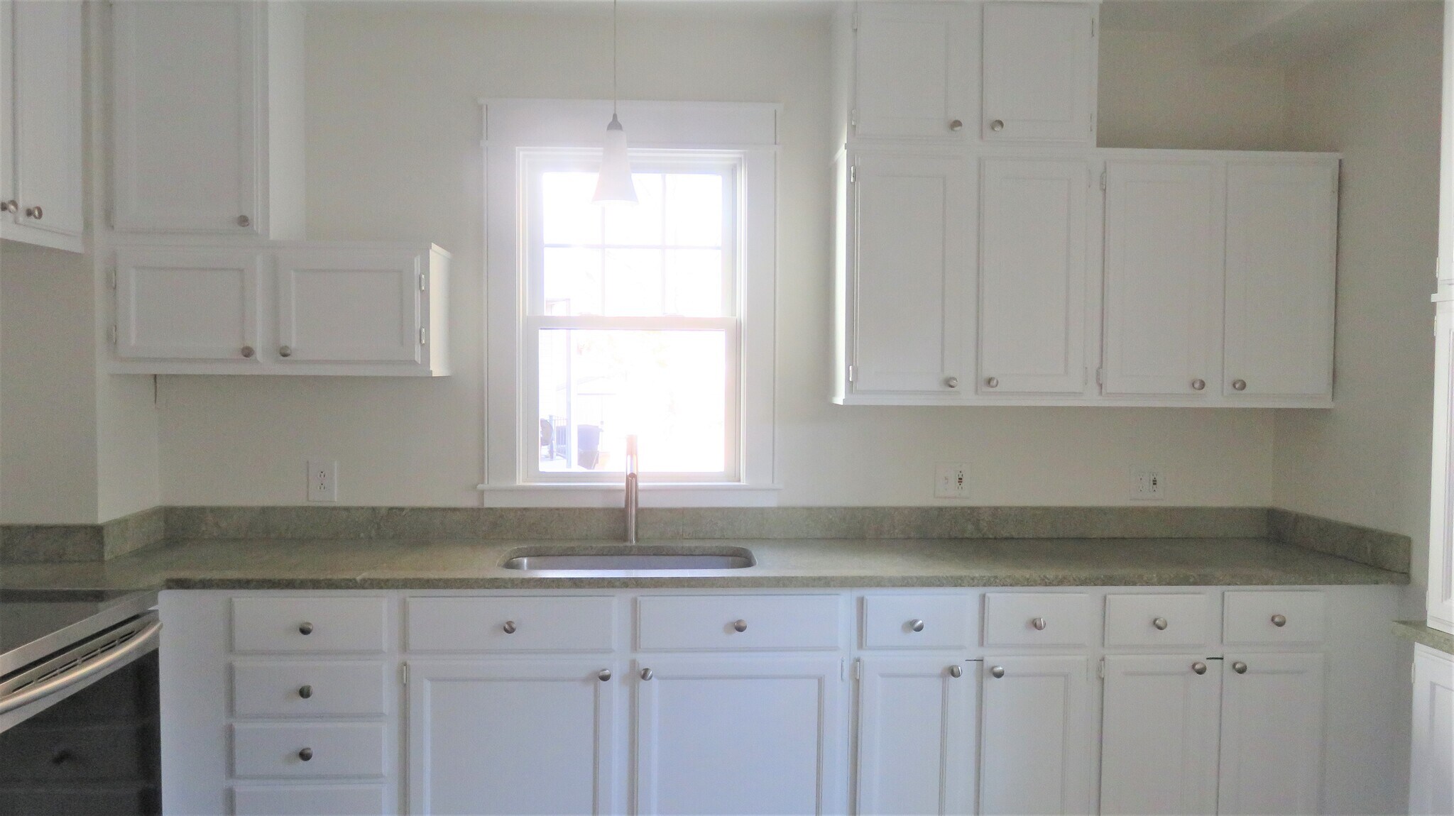 A great length of granite counter work space - 21 Courtland St
