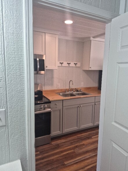 Building Photo - 910 Backwoods Rd