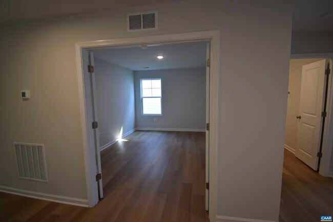 Building Photo - 335 Horse Path Dr