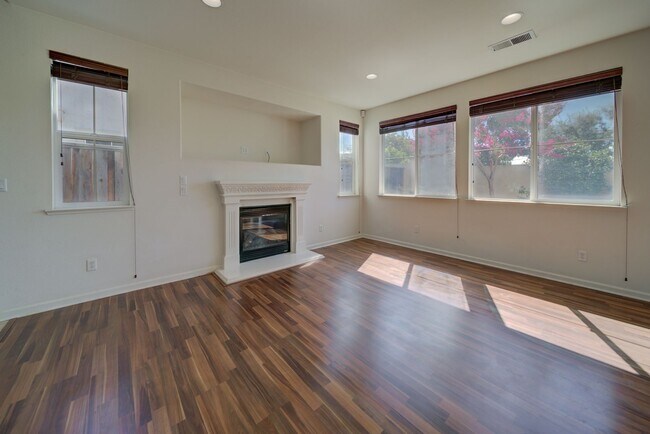 Building Photo - Beautiful 3 Bed/2.5 Bath 2- Story Home