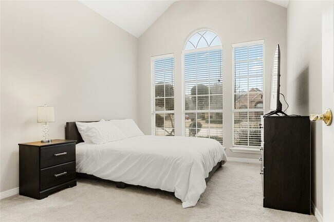 Building Photo - 118 W Greenbriar Ln