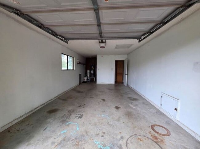 Building Photo - FOR LEASE!!