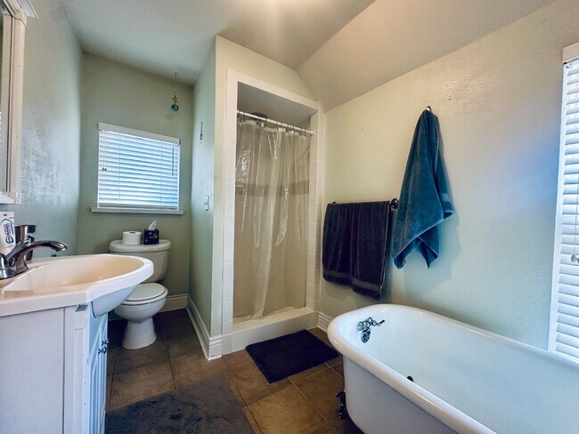 Building Photo - Charming 3 bedroom Victorian home!