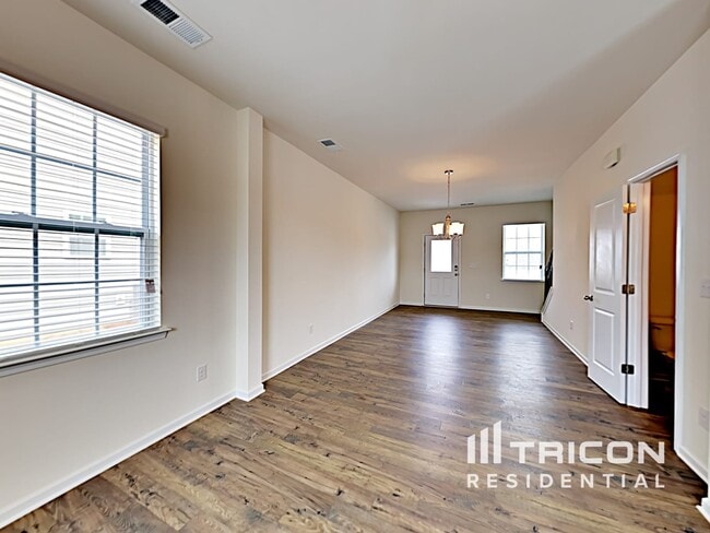 Building Photo - 156 King William Dr