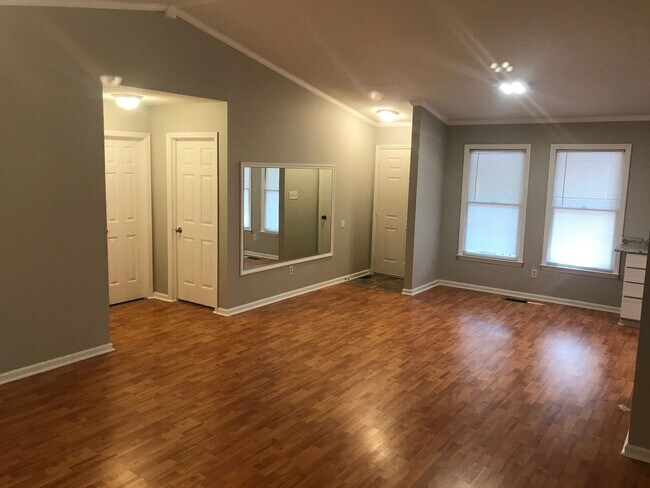 Building Photo - Nice Updated 3 bedrom 2 Bath Home in Becke...